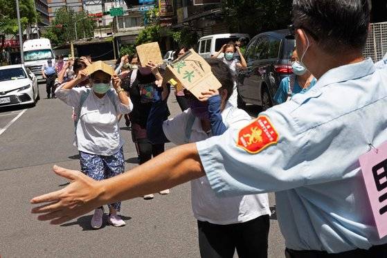 24일 대만 타이베이에서 적기의 공습을 상정한 방공 대피 경보에 민방위 요원들이 시민들을 방공호로 안내하고 있다. 이날 대만의 연례 전시 대비 훈련인 한광 39호 훈련이 닷새 일정으로 시작됐다. AFP=연합뉴스