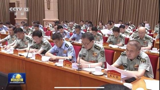 지난 21일 중국중앙방송(CC-TV)가 보도한 중국군 당 건설 회의 장면. 회의장 1열에 각 전구 및 군종별 정치위원이 착석했다. 유일하게 쉬중보(徐忠波) 로켓군 정치위원의 모습은 보이지 않았다. CC-TV 캡쳐