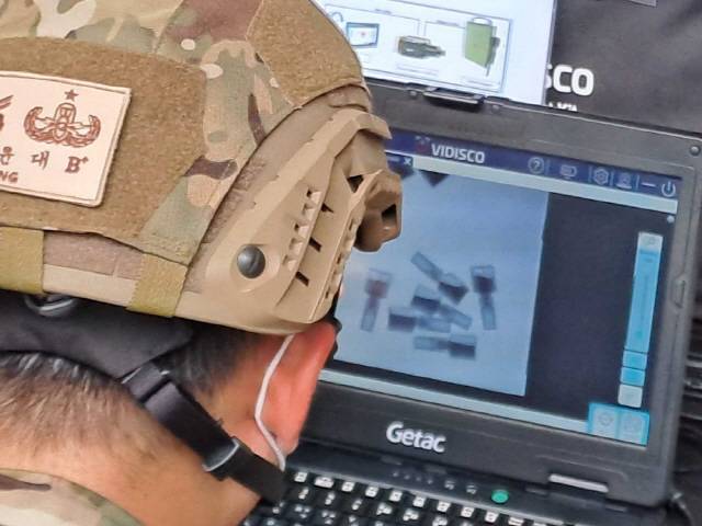 ▲ 지난 23일 오전 강릉우편집중국에 보관된 대만발 우편물 11건을 전문가들이 점검하고 있다. [강원특별자치도소방본부 제공]