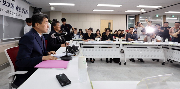 이주호 부총리 겸 교육부 장관이 24일 서울 영등포구 한국노총빌딩에서 열린 교육부-교사노동조합연맹 교사 교육활동 보호를 위한 간담회에서 발언하고 있다. 연합뉴스