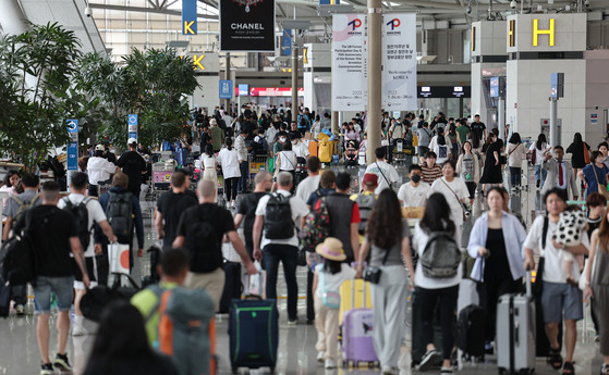 Travelers fill Incheon International Airport's departure hall on Monday. Incheon International Airport Corporation forecast the number of travelers flying in and out of the airport to hit 3.92 million between Tuesday and Aug. 15, or a daily average of 178,000. This is nearly three times last year's figure. [YONHAP]