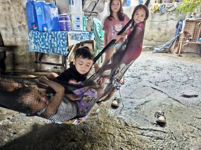 따뇽 바랑가이 C4 다리 밑에서 지난 18일 만난 아이들. 비가 많이 내리는 날이면 다리 밑까지 물이 차올라 바닥은 언제 축축한 상태이다. 그물침대에 매달린 아이들이 이방인을 신기한 눈으로 바라보고 있다. 필리핀 말라본시=이정헌 기자