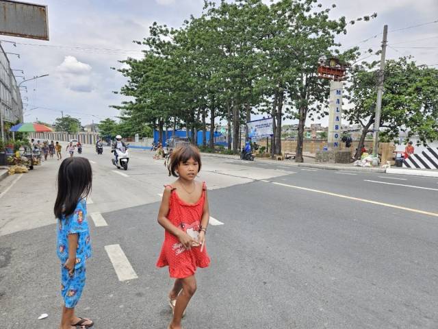 지난 18일 방문한 따뇽 바랑가이의 한 도로 위에서 아이들이 뛰어노는 모습. 필리핀 말라본시=이정헌 기자