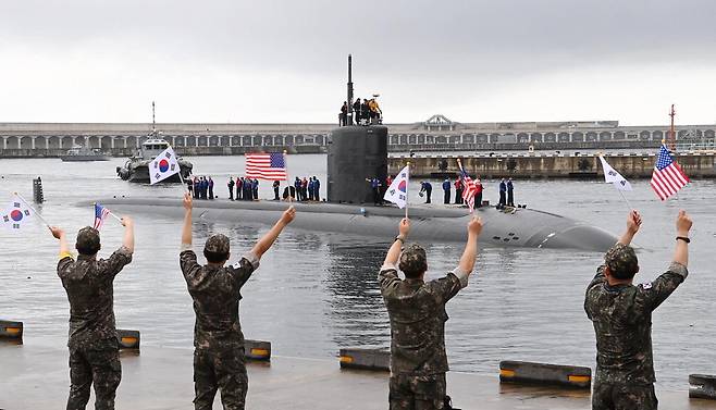 미국 로스앤젤레스(LA)급 핵추진 잠수함인 아나폴리스함이 24일 한국 해군 장병들의 환영을 받으며 제주해군기지로 입항하고 있다.  해군