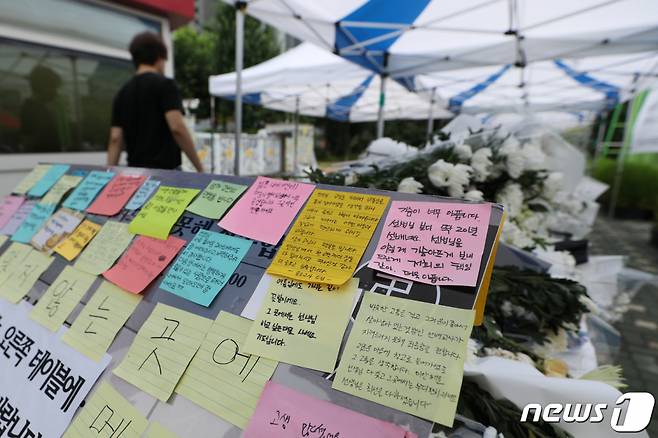 24일 서울 서초구 서이초등학교에 극단 선택으로 숨진 교사를 추모하는 메시지가 붙어있다. 2023.7.24/뉴스1