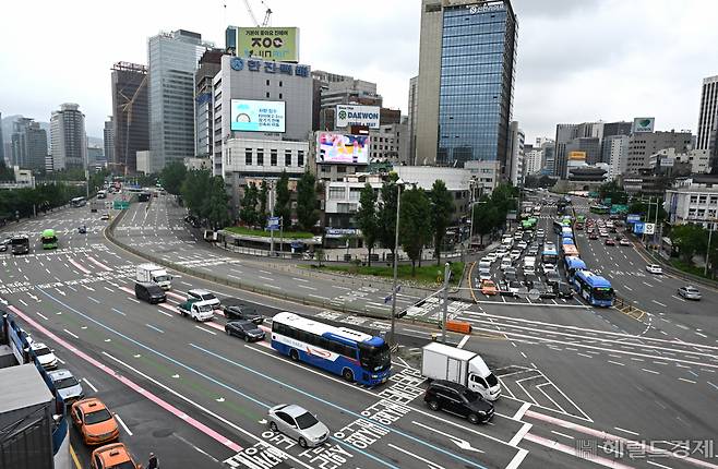 24일 서울 중구 서울역사거리가 휴가시즌을 맞아 한산한 모습을 보이고 있다. 임세준 기자