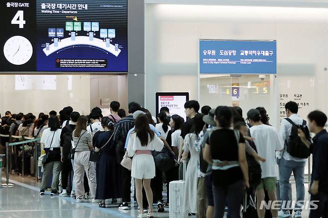 [인천공항=뉴시스] 최동준 기자 = 3일 인천국제공항 제1여객터미널 출국장이 이용객으로 붐비고 있다. 올해 상반기 국제선 여객수가 지난해 연간 국제선 여객수를 넘어섰으며 여름 휴가철을 맞아 해외여행 수요가 폭발적으로 늘어나고 있다. 2023.07.03. photocdj@newsis.com