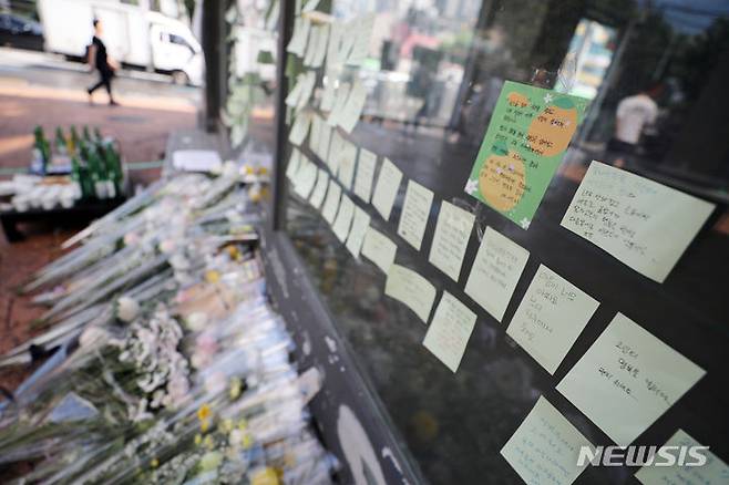 [서울=뉴시스] 김진아 기자 =  지난 21일 서울 지하철 신림역 인근 상가 골목에서 30대 남성이 지나가던 행인을 상대로 흉기를 휘둘러 1명이 숨지고 3명이 중상을 입는 사건이 발생한 가운데 22일 범행 현장에 추모공간이 마련돼 있다. 2023.07.22. bluesoda@newsis.com