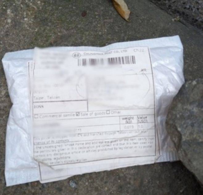 [경북=뉴시스]﻿﻿﻿24일 전국 각지에서 정체불명의 해외 우편물 발송 사례가 나타나 일부 소비자들의 구매 불안으로 이어지는 모양새다. 사진은 경북 지역의 정체불명 우편물 사진. (사진=경북경찰청 제공) 2023.07.21. photo@newsis.com *재판매 및 DB 금지