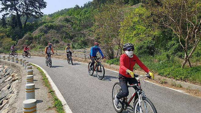 여수시의 한 해안도로 자전거길에서 시민들이 자전거를 이용해 이동하고 있다. 여수시 제공