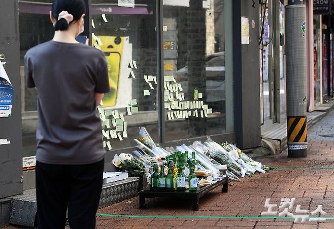 지난 21일 오후 서울 관악구 신림역 4번 출구 인근에서 '묻지마 칼부림' 사건이 발생해 1명이 숨지고 3명이 다쳐 병원에서 치료 중인 가운데 22일 오전 범행 현장에 사망한 20대 남성을 추모하는 시민들의 발길이 이어지고 있다. 황진환 기자