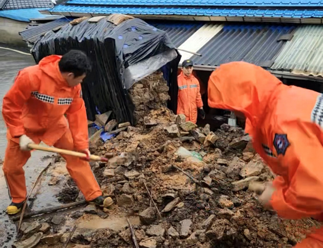 ▲지난 23일 오후 전남 영광군 불갑면 한 주택 담벼락이 무너져 소방 당국이 복구 작업을 하고 있다. 2023.7.24(전남 소방본부 제공)ⓒ연합뉴스