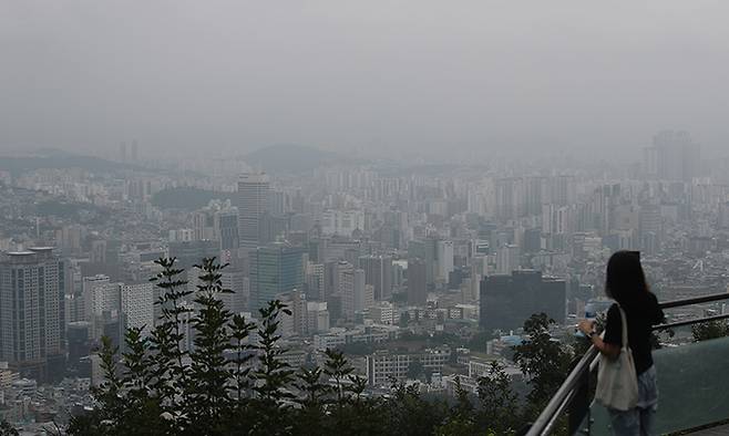 전국 대부분 지역에 장마가 이어진 24일 서울 남산에서 바라본 도심 하늘에 먹구름이 드리워져 흐린 날씨를 보이고 있다. 뉴시스