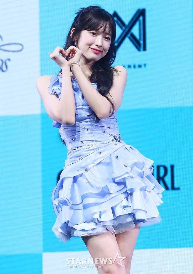 걸그룹 오마이걸(OH MY GIRL) 아린이 24일 오후 서울 광진구 광장동 예스24 라이브홀에서 진행된 아홉 번째 미니 앨범 'Golden Hourglass' 발매 기념 쇼케이스에 참석해 포즈를 취하고 있다.  이번 앨범은 지난해 3월 발매했던 정규 2집 'Real Love' 이후 약 1년 4개월 만의 신보로, 무더워진 여름 속 더욱 빛을 발하는 오마이걸의 눈부신 '골든 타임'을 담은 앨범이다. 2023.07.24 /사진=김창현 기자 chmt@