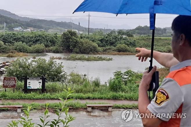 폭우에 상승하는 황룡강 수위 [광주 광산소방서 제공. 재판매 및 DB 금지]