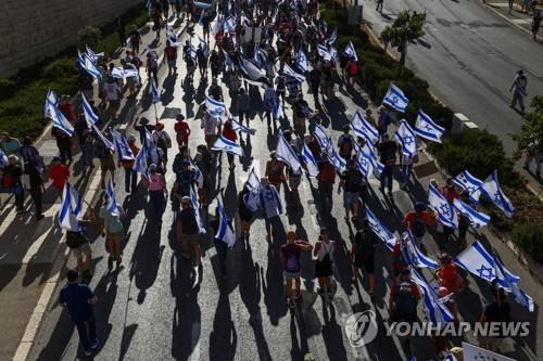 예루살렘 의회로 향하는 사법정비 반대 시위대 [로이터 연합뉴스 자료사진. 재판매 및 DB 금지]