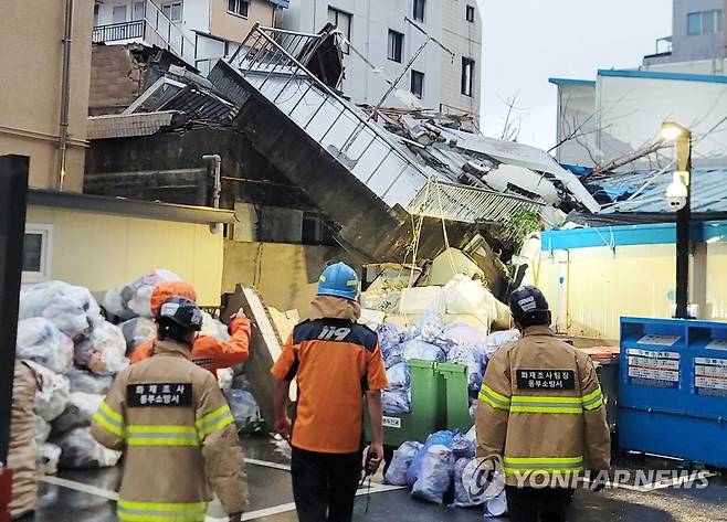 광주 충장로 상가 건물 붕괴 (광주=연합뉴스) 호우 특보가 발효된 24일 오전 광주 동구 충장로 한 빈 상가 건물이 무너져 소방 당국이 안전 조치를 하고 있다. 2023.7.24 [광주 동구 제공. 재판매 및 DB 금지] daum@yna.co.kr