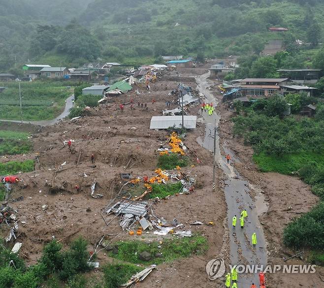 산사태에 쓸려간 마을 (예천=연합뉴스) 윤관식 기자 = 지난 15일 오후 경북 예천군 효자면 백석리의 한 마을이 집중호우로 인한 산사태로 초토화된 가운데 실종자 수색이 진행되고 있다.
    이 마을에서 주택 5가구가 매몰돼 4명이 사망하고 1명을 수색 중이다. 2023.7.15 psik@yna.co.kr