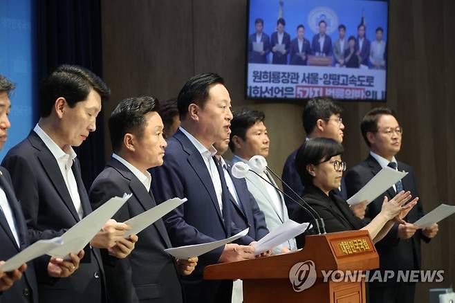 양평 고속도로 백지화 선언 법률 위반 주장하는 민주당 국토위 (서울=연합뉴스) 임화영 기자 = 국회 국토교통위원회 더불어민주당 간사인 최인호 의원과 위원들이 24일 오후 국회에서 열린 '원희룡 장관 서울-양평 고속도로 백지화 선언은 5가지 법률 위반입니다' 기자회견을 하고 있다. 2023.7.24 hwayoung7@yna.co.kr