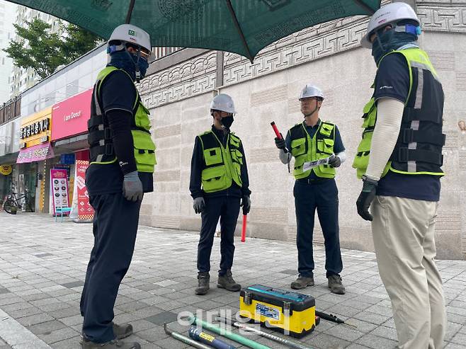 지난 22일 경북 경주 서라벌도시가스 근로자들이 도시가스 밸브 점검 작업을 진행하고 있다.(사진=최정훈 기자)