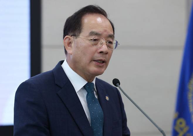 하윤수 부산시교육감이 지난 24일 오후 부산시교육청 별관 국제회의실에서 긴급 기자회견을 열고 교사들의 교육활동 보호 대책과 개선안 등을 발표하고 있다. (사진=뉴스1)