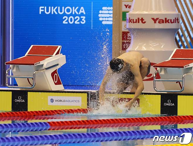 '대한민국 수영간판' 황선우가 24일 오후 일본 후쿠오카 마린 메세에서 열린 2023 세계수영선수권대회 남자부 자유형 200m 준결승에서 출발에 앞서 몸에 물을 묻히고 있다. 2023.7.24/뉴스1 ⓒ News1 구윤성 기자