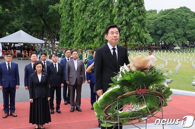 24일(현지시간) 한국전 참전 기념비에 헌화하는 김진표 국회의장 내외와 순방대표단. (사진제공 = 국회)