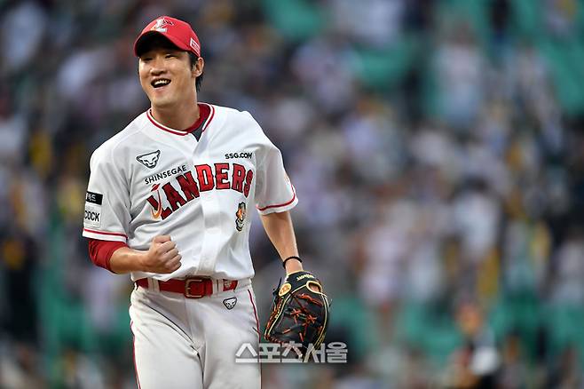 SSG 박종훈 6월28일 인천SSG랜더스필드에서 열린 2023 KBO리그 LG전에서 3회초 2,3루 위기를 넘긴 후 환호하고 있다. 문학 | 강영조기자 kanjo@sportsseoul.com