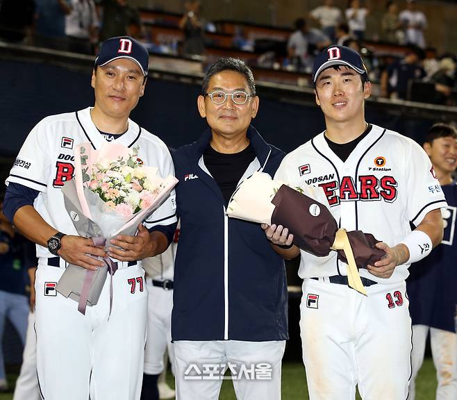 두산 이승엽 감독과 주장 허경민이 25일 잠실야구장에서 열린 2023 KBO리그 롯데와 경기 승리로 11연승을 달성한 후 전풍 사장의 축하 꽃다발을 받은 후 기념촬영을 하고 있다.잠실 | 최승섭기자 thunder@sportsseoul.com