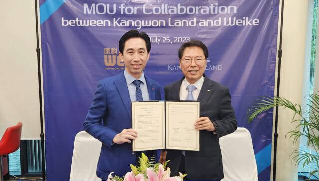 이삼걸 강원랜드 사장(오른쪽)과 데이븐 테이 위키 전무가 25일 위키의 제조공장이 있는 말레이시아 샤알람에서 '슬롯머신 교환 양해각서'에 서명한 후 기념촬영을 하고 있다.