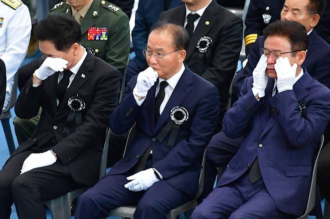 22일 경북 포항 해병대 1사단 체육관인 '김대식관'에서 열린 고 채수근 상병 영결식에서 국민의힘 김기현 대표와 윤재옥 원내대표, 이철우 경북도지사(왼쪽부터)가 눈물을 흘리고 있다. /연합뉴스