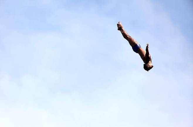 최병화가 25일 일본 후쿠오카 씨사이드 모모치 해변 공원에서 열린 2023 세계수영선수권 하이다이빙에서 연기를 펼치기 위해 낙하하고 있다. /연합뉴스