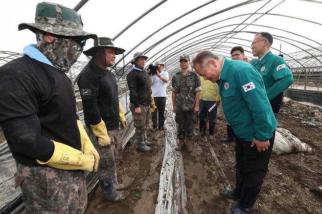 탄핵소추안 기각 결정으로 167일 만에 업무에 복귀한 이상민 행정안전부 장관이 25일 오후 충남 청양의 수해현장을 찾아 복구 작업 중인 장병들에게 고개숙여 감사하고 있다. /신현종 기자