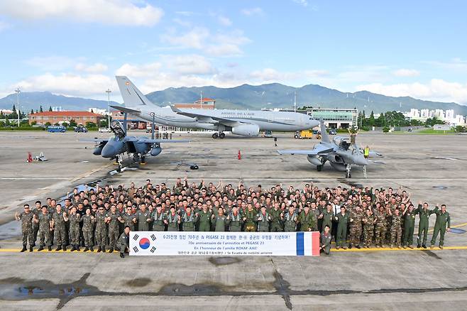 25일 김해기지에서 한국 공군과 프랑스 항공우주군 간 첫 연합훈련에 참가한 양국 임무요원들이 항공기 앞에서 기념촬영을 하고 있다. /공군