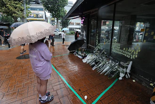 22일 오후 서울 관악구 신림동 '묻지마 흉기 난동' 사건 현장에서 한 어린이가 이번 사건으로 희생 당한 피해자를 추모하며 헌화 뒤 기도하고 있다./ 뉴스1