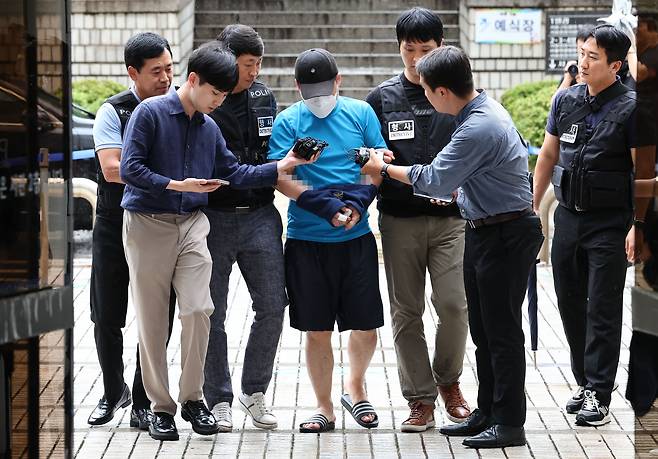 신림역 인근 상가 골목에서 행인을 상대로 무차별 흉기를 휘두른 조모씨가 23일 오후 구속 전 피의자 심문(영장실질심사)을 받기 위해 서울 서초구 서울중앙지방법원에 출석하고 있다. / 연합뉴스