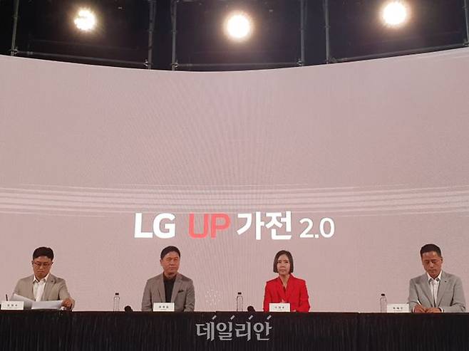 25일 열린 UP가전 2.0 간담회에서 왼쪽부터 임정수 H&A 렌탈케어링/구독사업담당 상무, 류재철 H&A 사업본부장 사장, 이향은 H&A CX담당 상무, 박태인 H&A 스마트제어연구소장 상무ⓒ데일리안 조인영 기자