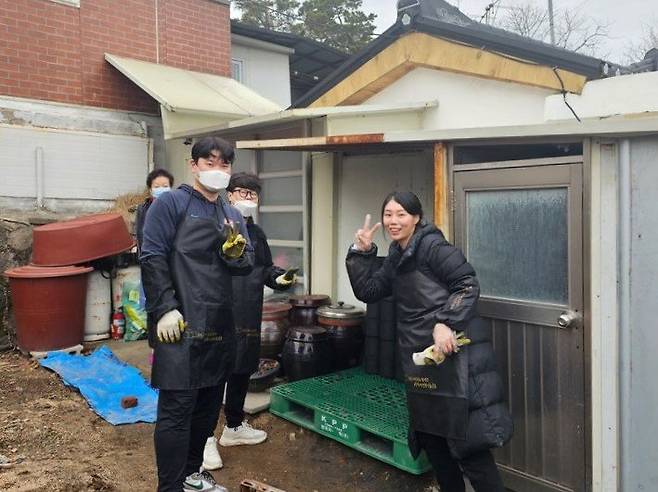 떡지순례 회원 15명과 함께 연탄 봉사를 하기도 했다_본인 제공