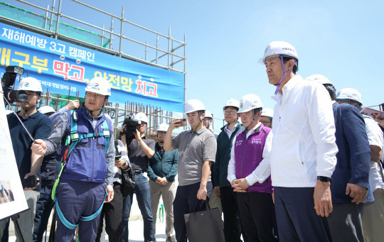 오세훈 시장은 지난 19일 이문3구역 재개발 공사현장을 찾아 부실시공 근절을 위해 민간건설사의 동영상 기록관리 동참을 독려했다. 서울시 제공.