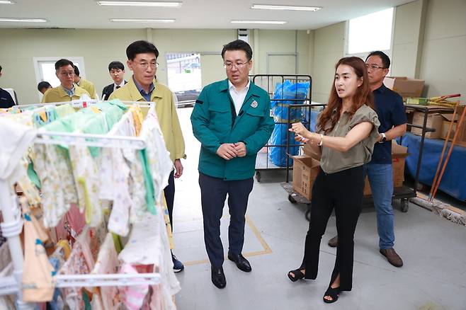 오기웅 중소벤처기업부 차관(오른쪽에서 세 번째)이 25일 전북 완주군에 위치한 유·아동복 제조업체 블루진을 방문해 수해 피해 관련 현장 애로사항을 듣고 있다.(사진=중소벤처기업부)