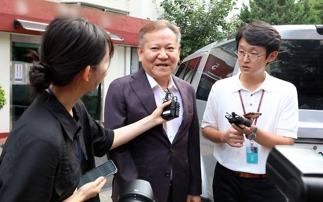 이태원 참사 당시 부실 대응 논란을 빚은 이상민 행정안전부 장관에 대한 탄핵 소추안이 기각된 25일 오후 이 장관이 서울 압구정동 자택을 나서며 취재진 질문에 답하고 있다. 이날 헌법재판소는 9명 전원 일치 의견으로 이 장관에 대한 탄핵 심판 청구를 기각했다. 뉴스1