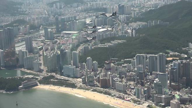 한국 공군의 F-15K 3대와 프랑스 항공우주군 라팔전투기 3대가 25일 편대를 이루며 김해와 부산 상공을 비행하고 있다. 양국 공군전력은 연합공중훈련 중 정전협정 70주년을 기념해 6.25전쟁 프랑스군 참전용사들을 추모하기 위해 UN기념공원 상공을 지나는 추모비행도 실시했다. 사진=공군 제공