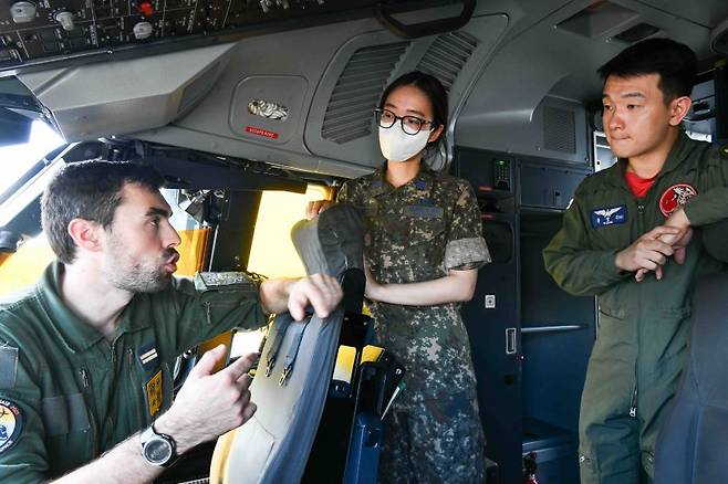 우리 공군과 프랑스 항공우주군 장병들이 25일 공군 김해기지에서 진행된 첫 연합훈련 중 상호 항공기 견학을 하고 있다. 사진=공군 제공