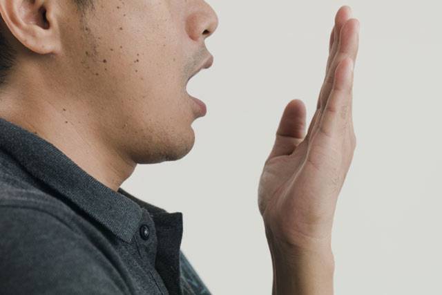 아침 입 냄새 심한 사람… 자기 전 ‘이것’만 해도 해결