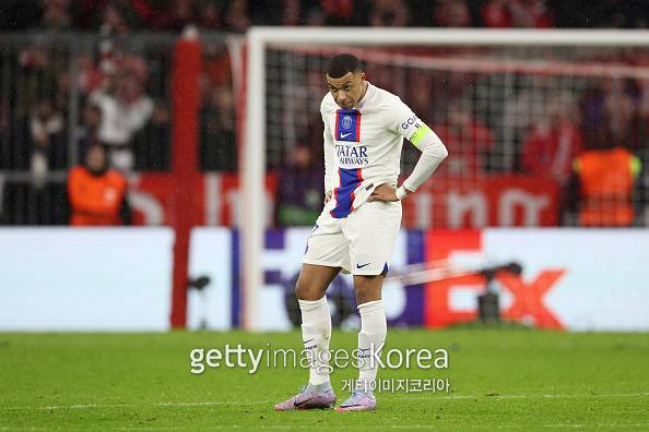 MUNICH, GERMANY - MARCH 08: Kylian Mbappe of Paris Saint-Germain looks dejected during the UEFA Champions League round of 16 leg two match between FC Bayern M체nchen and Paris Saint-Germain at Allianz Arena on March 08, 2023 in Munich, Germany. (Photo by Alexander Hassenstein/Getty Images)