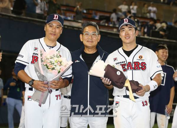 2023 KBO리그 롯데 자이언츠와 두산 베어스의 경기가 25일 오후 잠실야구장에서 열렸다. 두산이 8-5로 승리하고 11연승을 달성했다. 경기종료후 이승엽 감독과 선수대표 허경민이 전풍사장으로부터 축하 꽃다발과 선수들로부터 축하 물세례를 받고있다. 잠실=정시종 기자 capa@edaily.co.kr