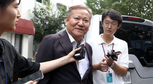 탄핵소추가 기각돼 업무에 복귀하는 이상민 행정안전부 장관이 25일 오후 서울 강남구 소재 자택을 나서며 입장을 말하고 있다. [사진=뉴시스]