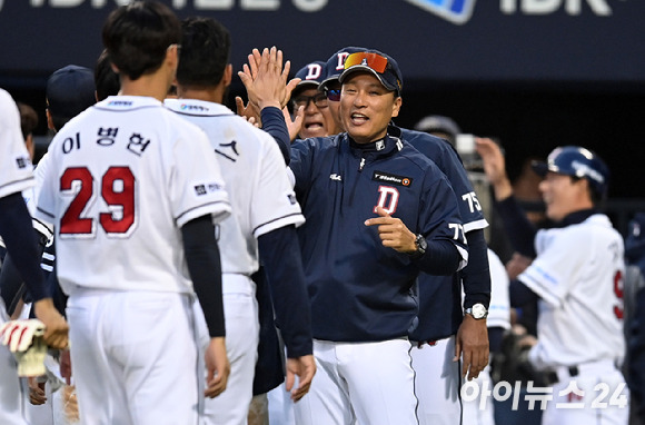 두산 이승엽 감독이 1일 오후 서울 잠실야구장에서 열린 '2023 신한은행 SOL KBO리그' 두산 베어스와 롯데 자이언츠의 개막전 경기에서 연장 승부 끝에 12-10으로 승리한 후 선수들과 기뻐하고 있다. [사진=아이뉴스24 포토 DB]