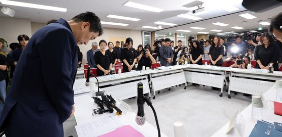 이주호 부총리 겸 교육부 장관(왼쪽)과 참석자들이 24일 서울 한국노총 빌딩에서 열린 교육부-교사노동조합연맹 교사 교육활동 보호를 위한 간담회에서 서이초 A교사를 추모하며 묵념하고 있다. 이날 이 부총리는 “교권을 침해하는 불합리한 학생인권조례 개정도 추진하겠다”고 밝혔다. [연합뉴스]