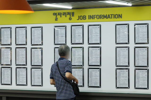 ▲ 12일 오후 서울 마포구 서부고용복지플러스센터를 찾은 한 구직자가 일자리정보 게시판을 보고 있다. [연합뉴스 자료사진]